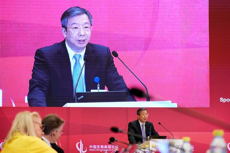 © Reuters. FILE PHOTO - China's Central Bank Governor Yi Gang speaks at the annual session of CDF 2018 in Beijing