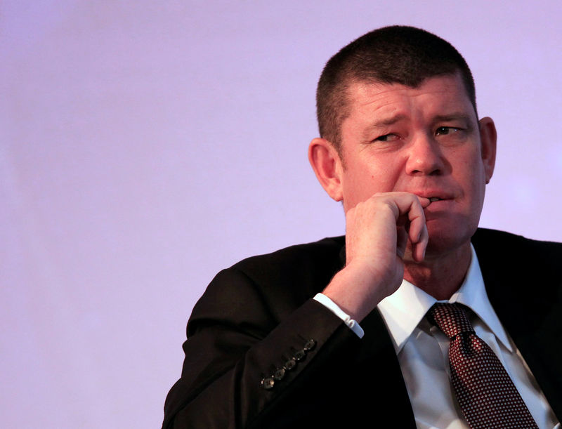 © Reuters. FILE PHOTO - Australian gambling tycoon Packer looks on during the Commonwealth Business Forum in Colombo