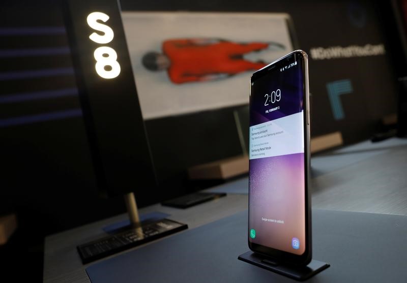 © Reuters. A Samsung Electronics' Galaxy S8 smartphone is seen on display at its booth in Pyeongchang