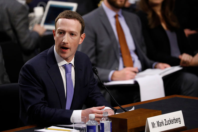 © Reuters. El CEO de Facebook, Mark Zuckerberg, testifica ante una audiencia conjunta de las comisiones de Comercio y Judicial del Senado estadounidense sobre el uso y protección de los datos de los usuarios por parte de la compañía en el Capitolio, Washington, E