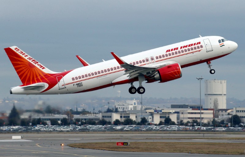 © Reuters. FILE PHOTO: An Air India Airbus A320neo plane takes off in Colomiers near Toulouse