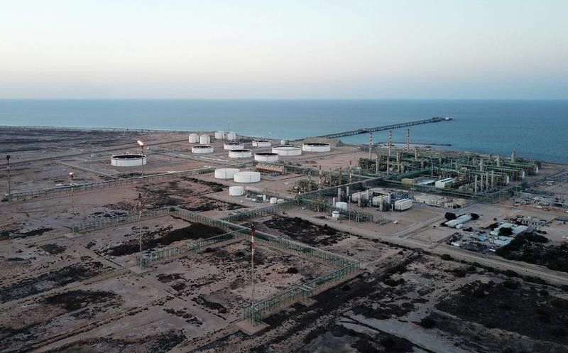 © Reuters. Нефтегазовый комплекс близ ливийского города Зувара