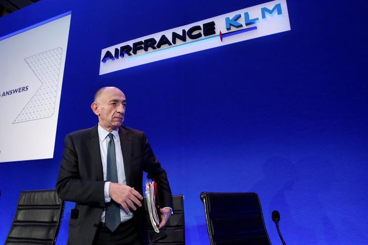 © Reuters. FILE PHOTO - Jean-Marc Janaillac, CEO of Air France-KLM Group, leaves the stage after a news conference to announce the airline's 2017 annual results in Paris