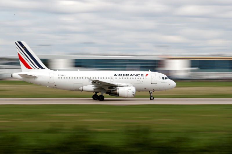 © Reuters. An Air France Airbus A319 takes off at the Orly Airport near Paris as Air France pilots, cabin and ground crews unions call for a strike over salaries