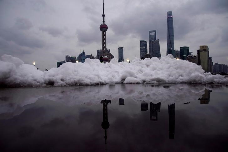 © Reuters. Shanghai's financial district is seen at the Bund promenade as snow falls in Shanghai