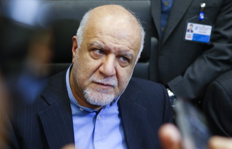 © Reuters. FILE PHOTO: Iran's Oil Minister Zangeneh talks to journalists during a meeting of OPEC oil ministers in Vienna