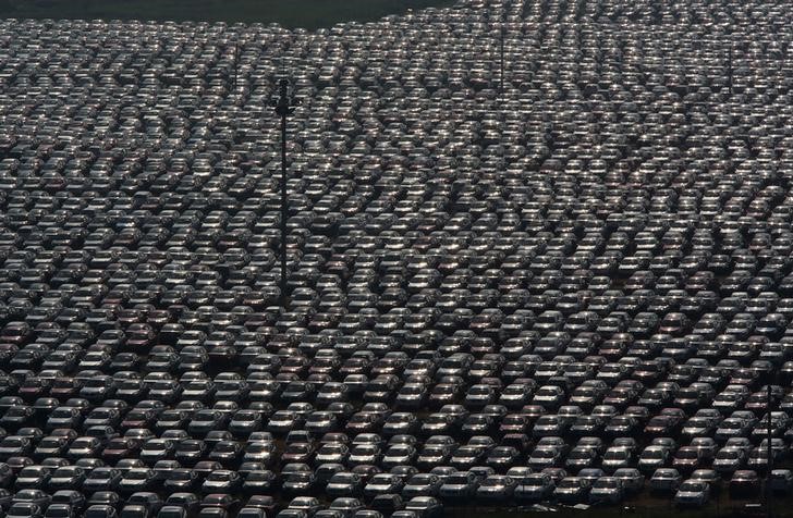 © Reuters. FILE PHOTO - New vehicles park at a Chinese automobile factory in Shenyang