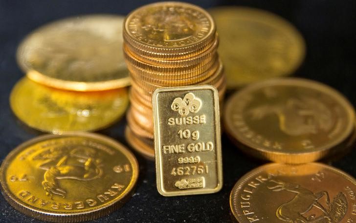 © Reuters. Золотой слиток и монеты в депозитарии Hatton Garden Metals в Лондоне