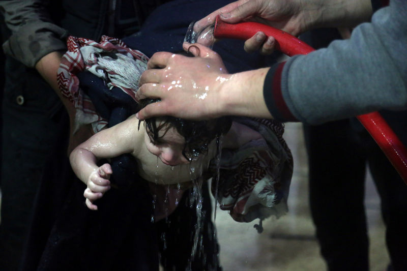 © Reuters. Criança é tratada em hospital em Douma, após suposto ataque químico na Síria