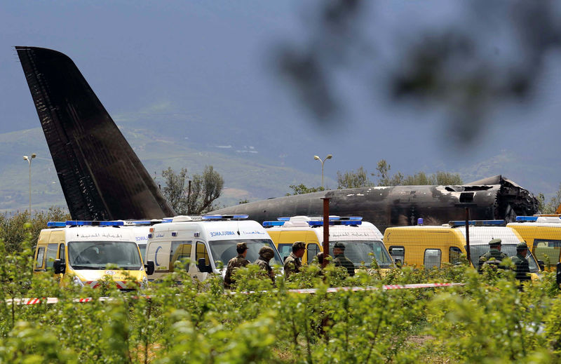 © Reuters. Avião militar da Argélia é visto após queda perto de aeroporto em Argel