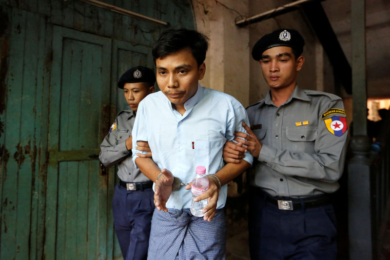 © Reuters. Jornalista da Reuters preso em Mianmar Kyaw Soe Oo é escoltado por policial antes de audiência em Yangon