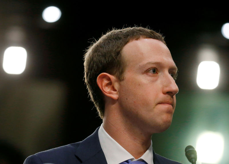 © Reuters. Presidente-executivo do Facebook, Mark Zuckerberg, durante audiência no Capitólio, em Washington