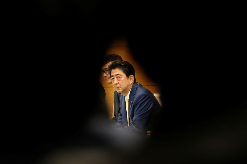 © Reuters. Primeiro-ministro do Japão, Shinzo Abe, na residência oficial em Tóquio