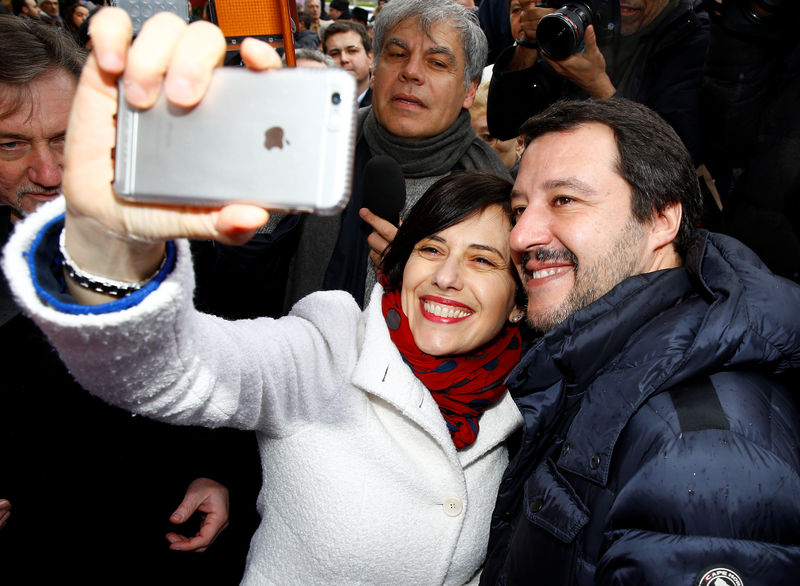 © Reuters. Il segretario della Lega Matteo Salvini a Milano con una sostenitrice