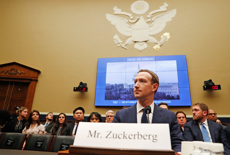 © Reuters. Mark Zuckerberg empieza su segundo día de audiencias en el Congreso de EEUU