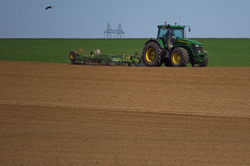 © Reuters. A French farmer drives his tractor in his field in Beauvois-en-Cambresis, near Cambrai