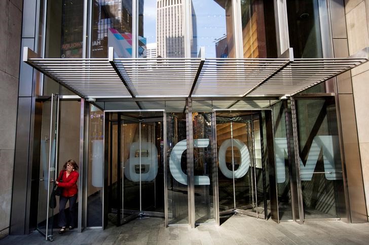 © Reuters. FILE PHOTO - A woman exits the Viacom Inc. headquarters in New York