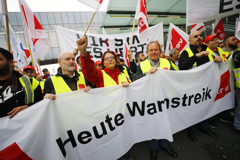 © Reuters. Funcionários públicos participam de greve em aeroporto em Frankfurt, na Alemanha