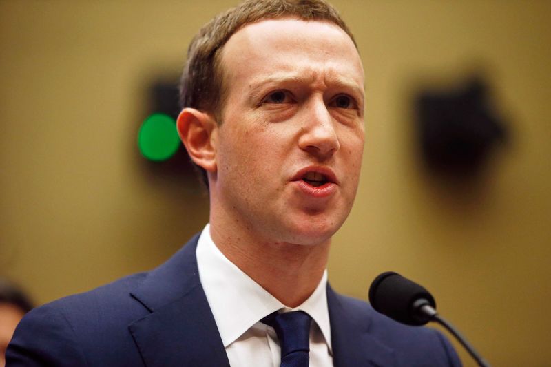© Reuters. El CEO de Facebook, Mark Zuckerberg, testifica ante la Comisión de Energía y Comercio de la Cámara de Representantes en el Capitolio en Washington