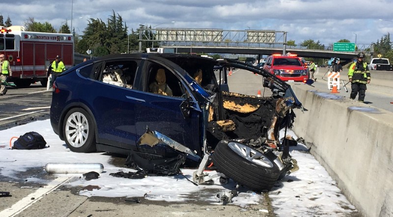 © Reuters. Rescue workers attend the scene where a Tesla electric SUV crashed into a barrier on U.S. Highway 101 in Mountain View