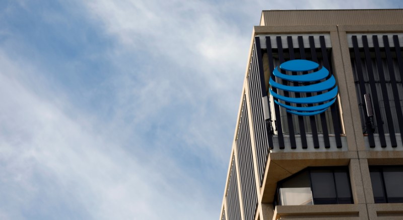 © Reuters. FILE PHOTO: An AT&T logo is pictured in Pasadena