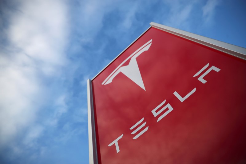 © Reuters. FILE PHOTO: A Tesla dealership is seen in West Drayton, just outside London