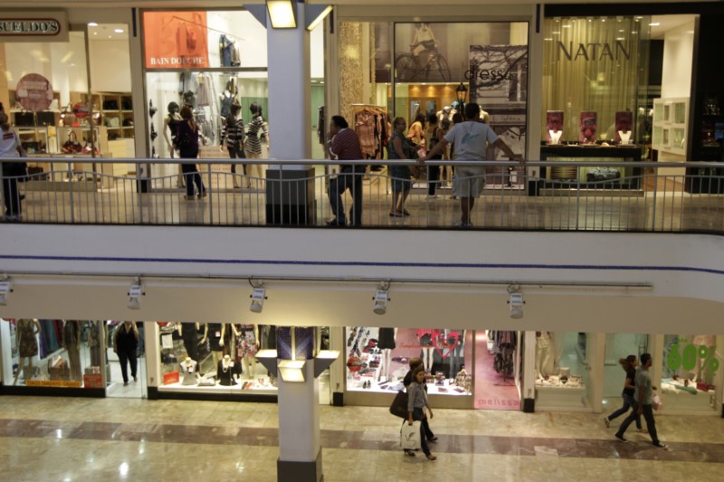 © Reuters. Pessoas andando em corredor de shopping em Recife