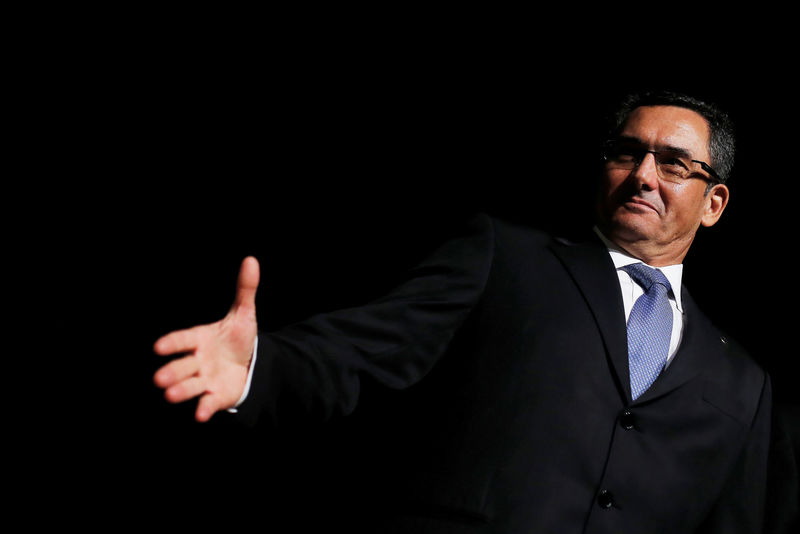 © Reuters. Brazil's new FM Eduardo Guardia reaches out for hand shakes during his handover ceremony for the new Financial Minister in Brasilia