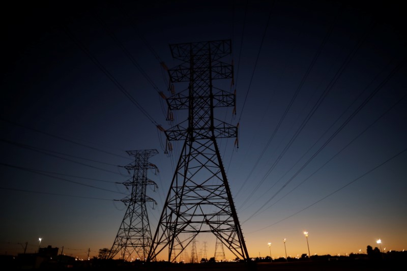 © Reuters. Linhas de transmissão de energia em Brasilia