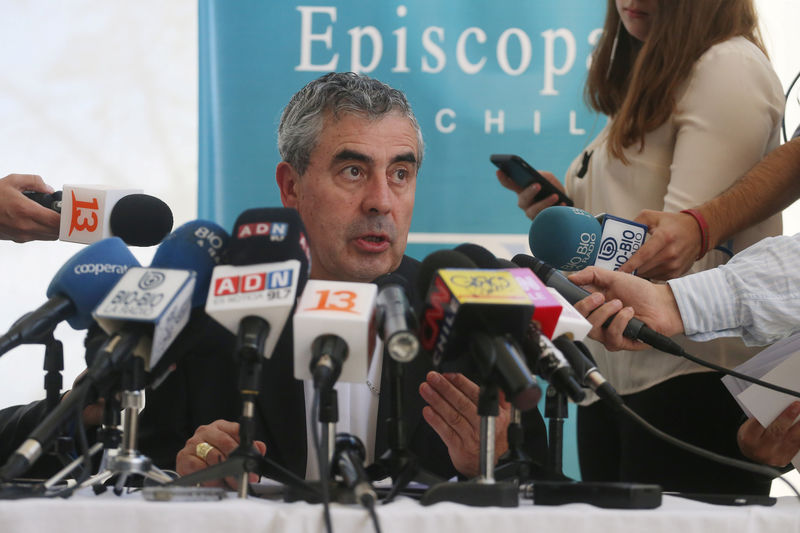 © Reuters. President of the Chilean Episcopal Conference, monsignor Santiago Silva, speaks to the media after receiving Pope Francis' letter, in Punta de Tralca