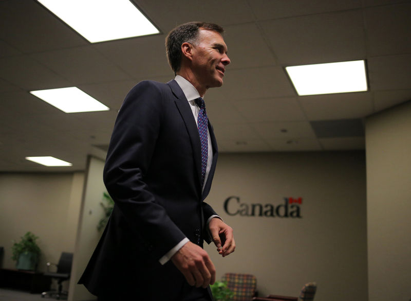 © Reuters. Canada's Finance Minister Bill Morneau walks through his office to hold a news conference on the state of the Kinder Morgan pipeline expansion