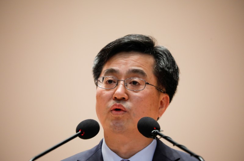 © Reuters. South Korean Finance Minister Kim Dong-yeon speaks during his inaugural ceremony in Sejong government complex in Sejong