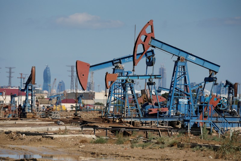 © Reuters. Pump jacks pump oil at an oil field on the shores of the Caspian Sea in Baku