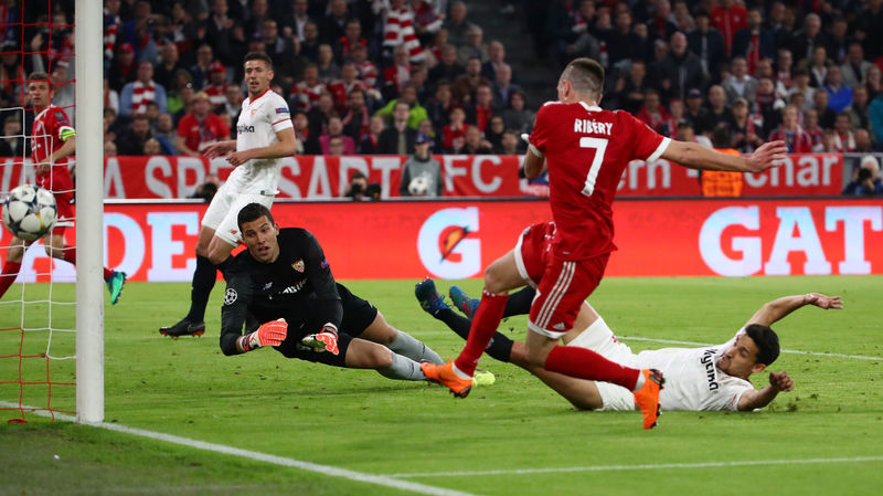 © Reuters. Franck Ribery pierde una ocasión de gol para Bayern Munich