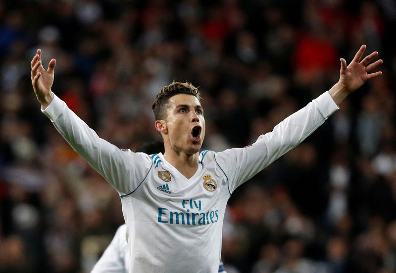 © Reuters. Cristiano Ronaldo del Real Madrid celebra luego de anotar un penal en el partido de las semifinales de la Liga de Campeones