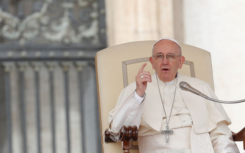 © Reuters. El Papa Francisco pide perdón por subestimar las acusaciones de abusos en Chile
