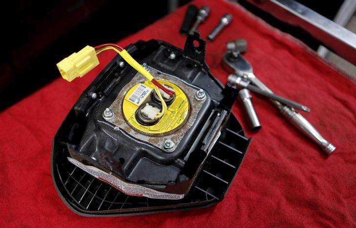 © Reuters. FILE PHOTO: A recalled Takata airbag inflator in Miami