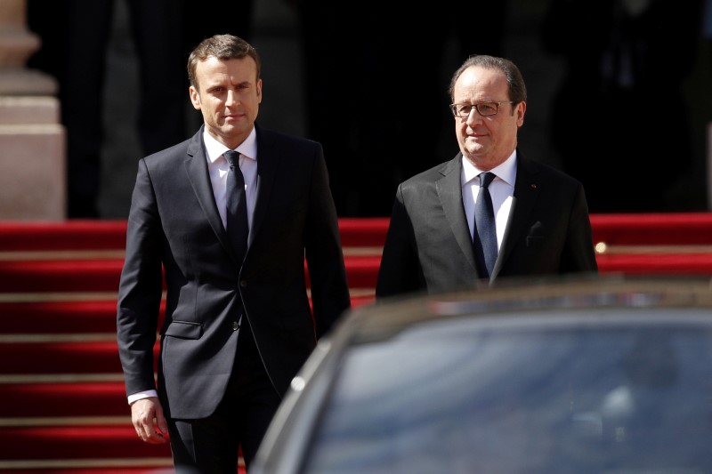 © Reuters. أولوند يحذر ماكرون: لا تنسى أن الفرنسيين أعدموا ملكهم