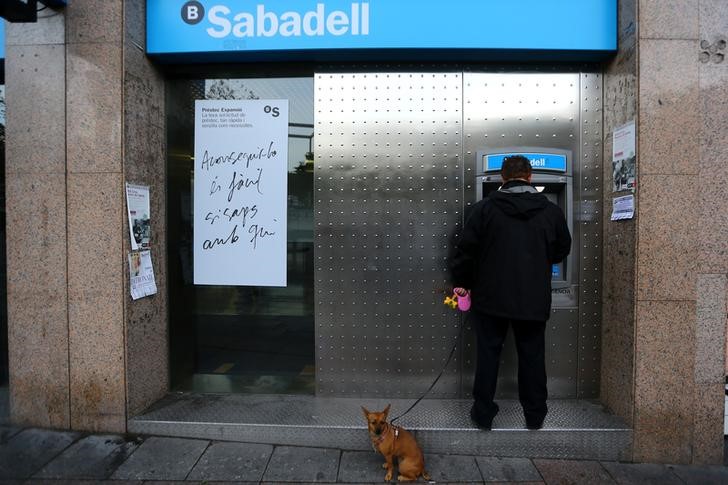© Reuters. Sabadell negocia venta de activos inmobiliarios por 7.500 millones de euros