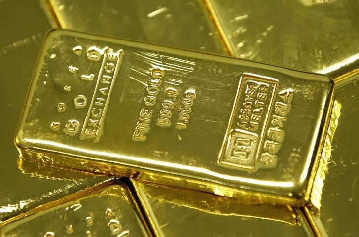 © Reuters. Золотые слитки на корейской бирже Korea Gold Exchange в Сеуле