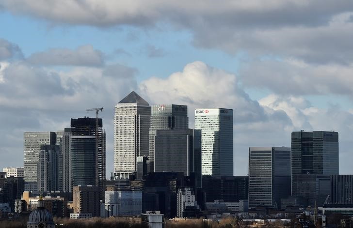 © Reuters. FILE PHOTO:The HSBC headquarters is seen in the Canary Wharf financial district in east London