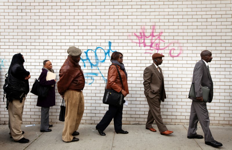 © Reuters. تراجع طلبات إعانة البطالة الأمريكية