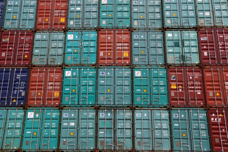 © Reuters. FILE PHOTO -  A stack of shipping containers are pictured in the Port of Miami