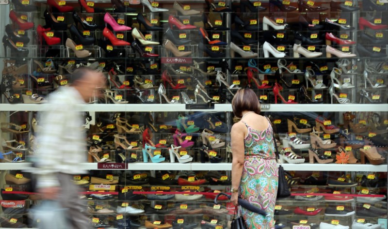 © Reuters. Consumidora observa loja em São Paulo