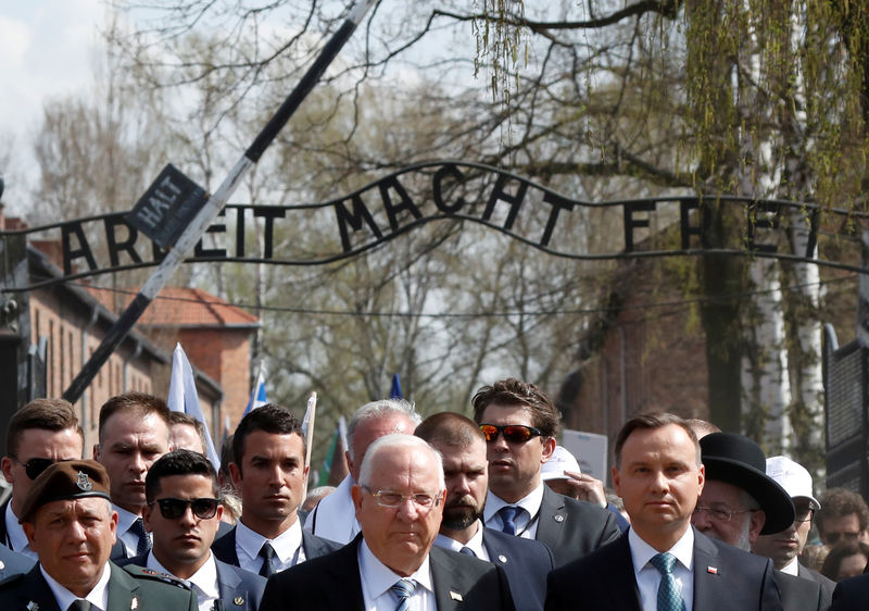 © Reuters. رئيسا بولندا وإسرائيل في مسيرة إلى معسكر اعتقال أوشفيتز