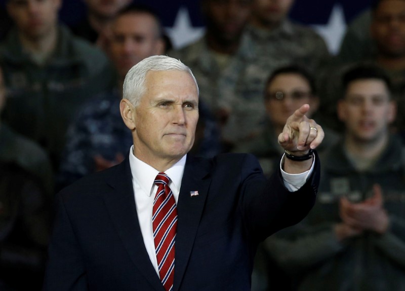 © Reuters. Vice-presidente dos EUA, Mike Pence depois de eveto com militares norte-americanos e japoneses em Fussa, Japão