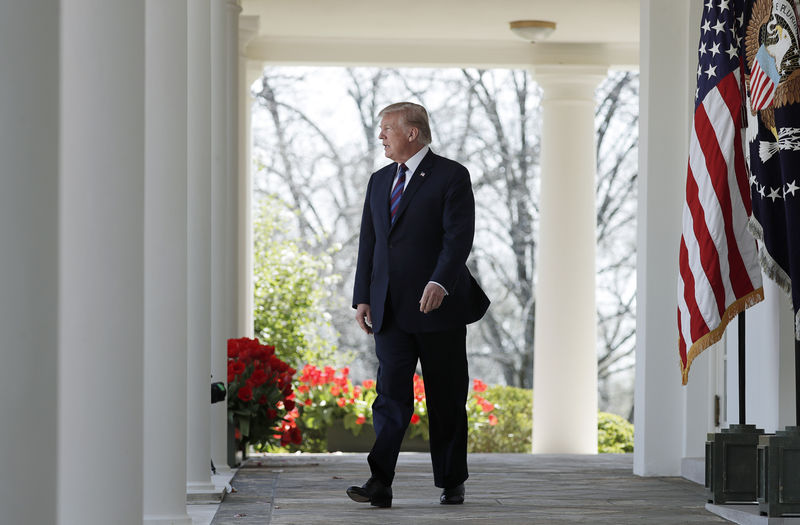 © Reuters. Presidente dos EUA, Donald Trump deixando a Casa Branca para discursar no jardim, Washington, EUA