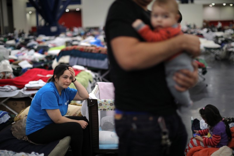 © Reuters. Pessoas desalojadas por furacão Harvey em Houston