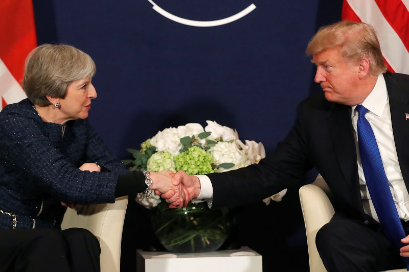 © Reuters. Trump e Theresa May conversam em Davos