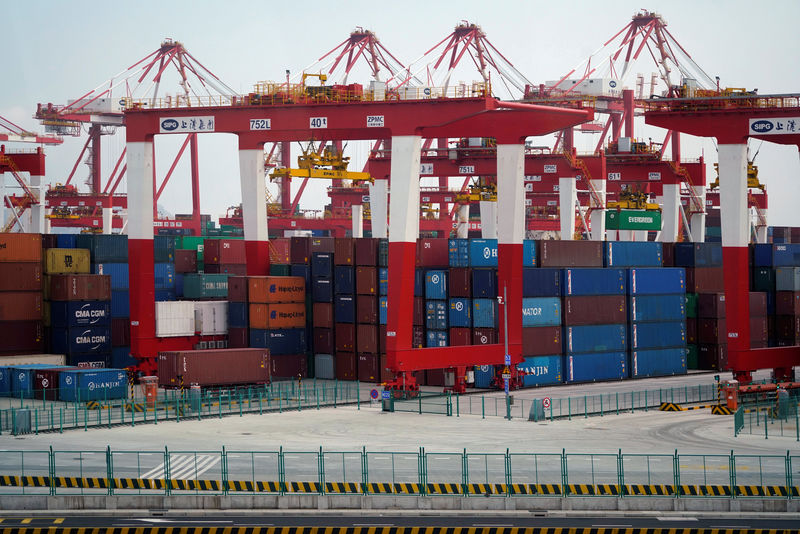 © Reuters. Containers are seen at the Yangshan Deep Water Port, part of the Shanghai Free Trade Zone, in Shanghai